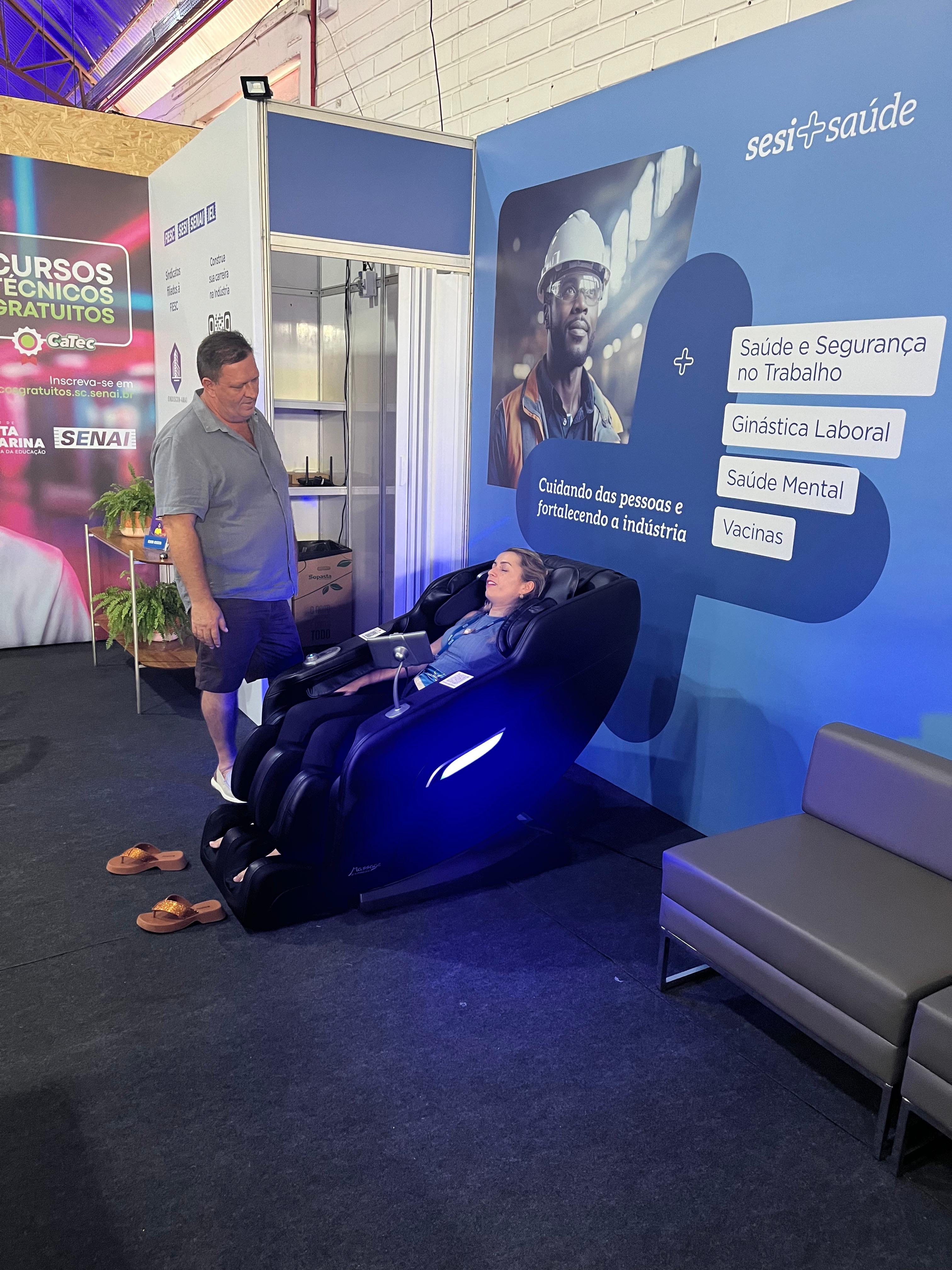 Instalação de poltronas em evento
